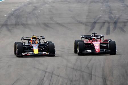 Formel 1: Noten und Einzelkritik zum Miami-GP - Was für ein Spektakel bei der Premiere des Miami-GP! In einem epischen Duell setzte sich Max Verstappen gegen Charles Leclerc durch und sicherte sich den Premierensieg in der Magic City. Leclercs Teamkollege Carlos Sainz belegte Platz drei, während die beiden Deutschen auf dramatische Art die fast schon sicheren Punkte verloren. Hier gibt's alle Fahrer in der Einzelkritik.