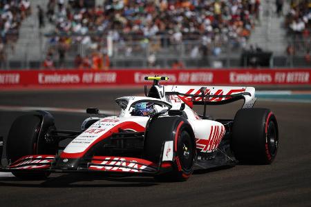 P15: Mick Schumacher (Haas) - Note: 4,5 - Erwischte einen sehr guten Start und kämpfte sich noch vor DRS-Freigabe auf P11 vor. Ging als Zehntplatzierter an die Box, verlor die Position aber aufgrund des früheren Stopps seines Teamkollegen. Bewahrte im zweiten Renndrittel im Verkehr die Ruhe und nutzte Magnussens Verbremser aus. Der Punktetraum platzte dann mit der Kollision mit Vettel - bitter.