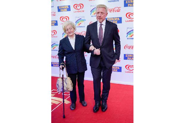 Die 86-jährige Elvira Becker muss ohne ihren Sohn Boris feiern, denn der sitzt bekanntlich im Gefängnis. Doch sie habe einen Anruf von ihm aus England bekommen, berichtete sie 'Bild'.