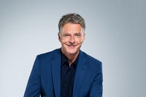 Jörg Pilawa schickt Promis "Zurück in die Schule"