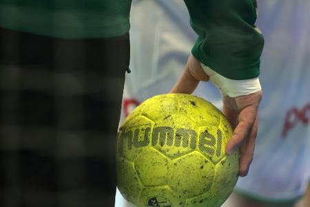 Handball: Kiel und Flensburg bleiben dran