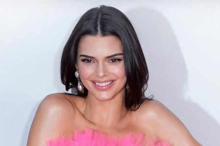 Kendall Jenner kämpft mit einer Gurke - und das Netz lacht