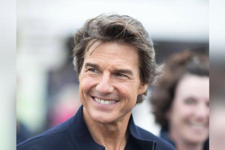 Fans feiern Tom Cruise vor Auftritt für Queen Elizabeth II.