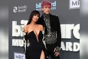 Mit Machine Gun Kelly bei den BMAs: Megan Fox lässt tief blicken