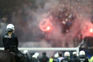 Krawalle in Rostock: Zwölf verletzte Polizisten