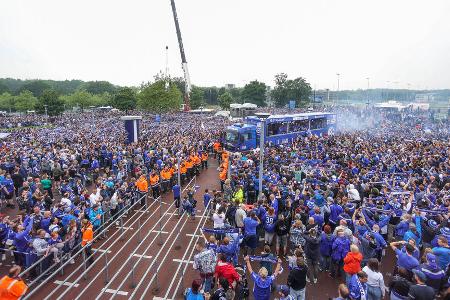 20.000 Fans sind gekommen, um den Aufstieg und die Meisterschaft zu feiern.