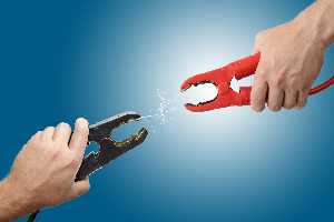 Leere Starterbatterie: Darf man einem E-Auto Starthilfe geben?