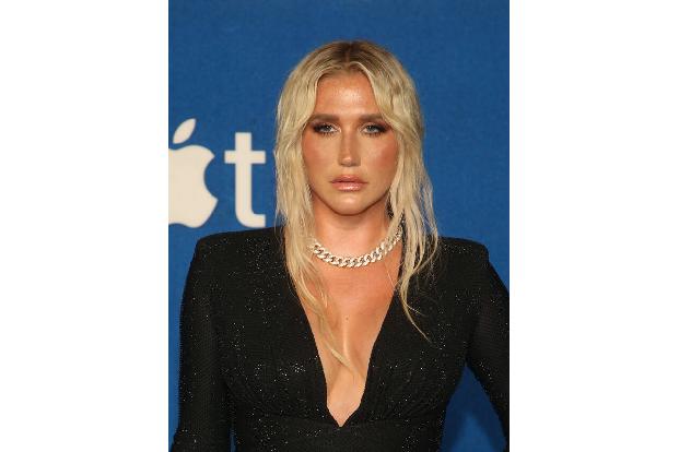 Der Streit zwischen Sängerin Kesha und dem Produzenten Dr. Luke ist gut dokumentiert — sie wirft ihm sexuelle Übergriffe vor, doch ihr bestehender Plattenvertrag zwang sie weiterhin zur Zusammenarbeit ...