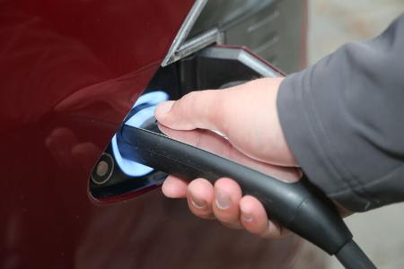 Tesla Model S, Stromzufuhr