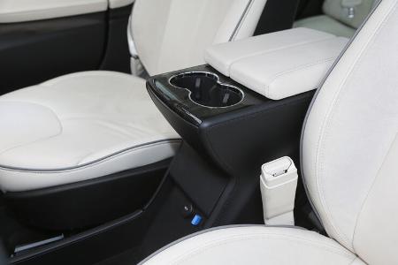 Tesla Model S, Getränkehalter