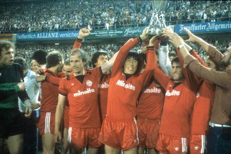 Diese SGE-Elf holte 1980 den UEFA Cup - Am 21. Mai 1980 krönte sich Eintracht Frankfurt durch einen 1:0-Sieg im Rückspiel gegen Borussia Mönchengladbach zum UEFA-Cup-Sieger. Diese Elf bot die SGE damals auf: