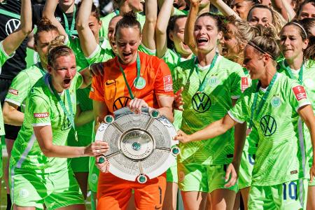 Wolfsburgs Frauen feiern mit den Fans