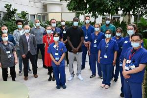 Abschiedsbesuch im Krankenhaus: Rüdiger beschenkt Patienten