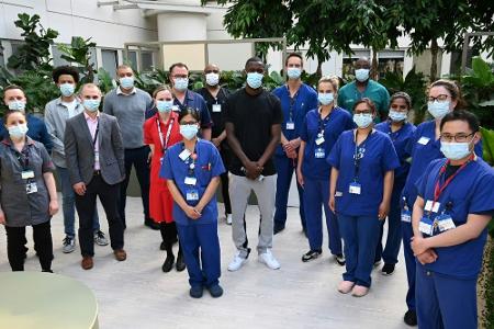 Abschiedsbesuch im Krankenhaus: Rüdiger beschenkt Patienten