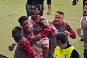 Trotz Handspiel-Zoff und Unterzahl: Leipzig holt DFB-Pokal