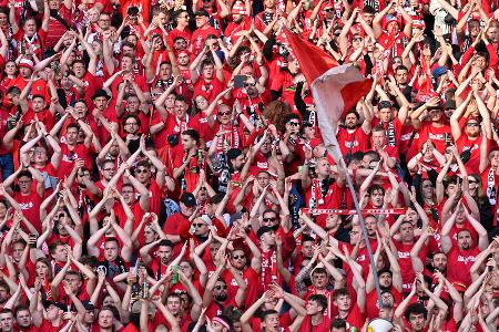 Die Fans des SC Freiburg machen schon vor dem Anpfiff mächtig Stimmung.