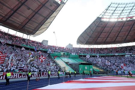 Auch die Leipziger Kurve ist prächtig gefüllt. Die RB-Fans sind einheitlich in weißen Shirts angereist.