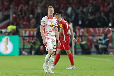 In der 57. Minute muss Marcel Halstenberg vom Platz. Der RB-Verteidiger wusste sich gegen Lucas Höler nur mit einer Notbremse zu helfen.