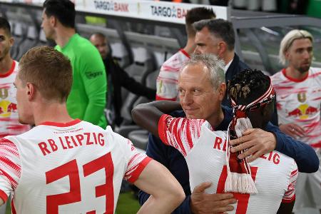 Faire Geste von Christian Streich, der den Leipzigern zum Pokalsieg gratuliert.