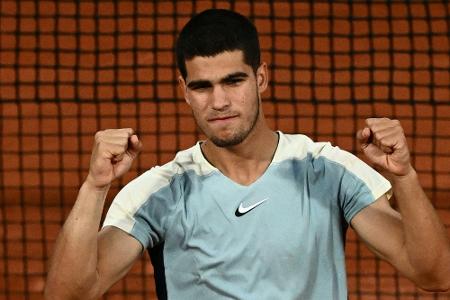 Alcaraz lässt zum Auftakt die Muskeln spielen