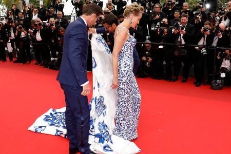 Roter Teppich in Cannes: Sharon Stone befreit sich von XXL-Kleid