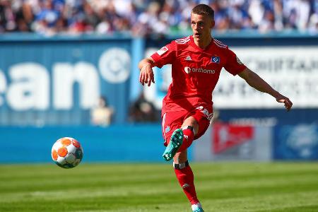 Miro Muheim - Note: 4,0 - Ließ sich in manchen Szenen etwas zu leicht aus dem Spiel nehmen, verursachte zudem den Freistoß, der zum 0:2 führte. Fiel vorne durch ein paar gute Kombinationen mit Kittel auf. Ließ bei seinen Flankenversuchen aber Luft nach oben.