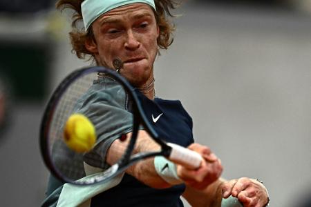 French Open: Rublew schießt Helfer die Kappe vom Kopf