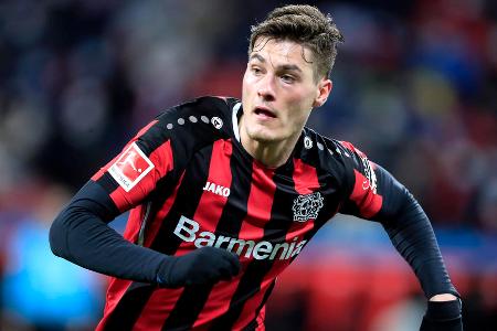 Patrik Schick (Bayer Leverkusen) - Da Robert Lewandowskis Zukunft wegen seines Wechselwunsches noch in der Schwebe ist, muss sich der FC Bayern auf der Mittelstürmer-Position umschauen. Leverkusens Top-Torjäger steht 'L'Equipe' zufolge auf der Shortlist. Allerdings wäre auch Schick für die Münchner aktuell wohl nicht zu finanzieren, da Bayer angeblich erst ab einer Ablöse von 80 Millionen Euro gesprächsbereit wäre.