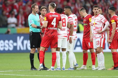 Doch vor dem Treffer berührt Roland Sallai den Ball unfreiwillig mit der Hand. Trotz Leipziger Beschwerden bleibt das Tor bestehen.