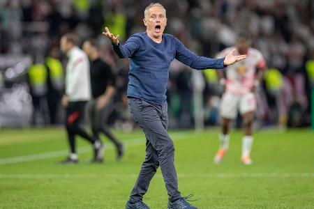 Nach 120 Minuten gibt es keine Entscheidung. Das Elfmeterschießen muss her. Die Anspannung bei SC-Trainer Christian Streich ist groß.