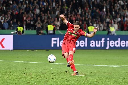 Während RB Leipzig alle Elfmeter versenkt, verschießen Christian Günter und Ermedin Demirović für Freiburg. Somit wandert der Pokal nach Sachsen.