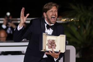 Ruben Östlund räumt mit "Triangle of Sadness" die Goldene Palme ab