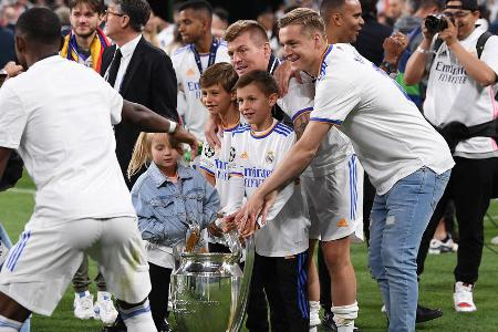 Toni Kroos samt Nachwuchs und Bruder Felix (r.) im Stadion