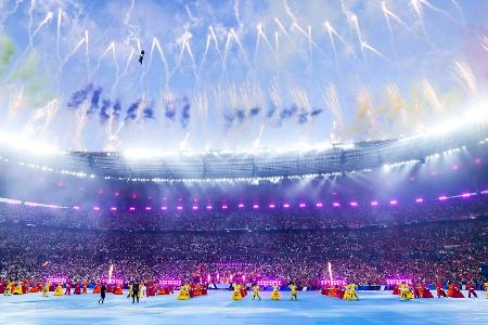 Bunter Rauch, vor buntem Spielgeschehen: Die Eröffnungszeremonie