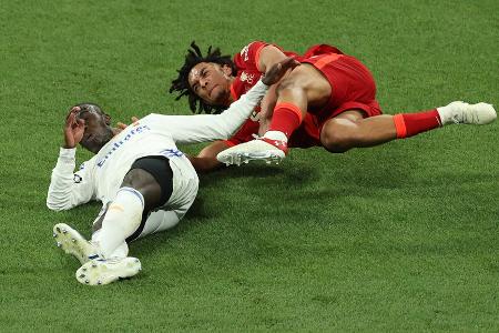 Auf dem Rasen ging es zuvor nicht immer feierlich zu