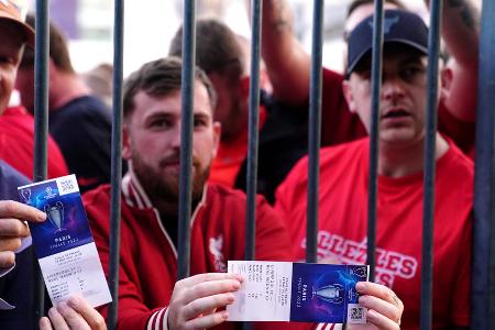 Vor dem Anpfiff kam es zu unschönen Szenen - Nach den massiven Problemen beim Stadion-Einlass mit Tränengas-Einsatz der Polizei wurde die Partie mit über einer halben Stunde Verzögerung angepfiffen.