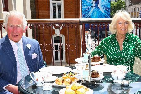Prinz Charles und Camilla schmausen mit den Fans der Königin