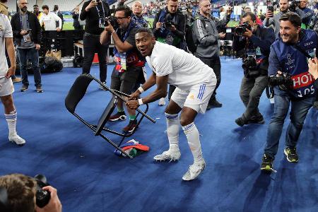 Er kam und siegte: David Alaba - hier einmal mehr beim schon legendären Klappstuhl-Jubel