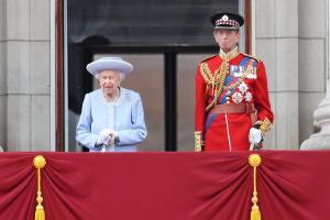 "Trooping the Colour"-Parade: Die Queen mit Gehstock auf dem Balkon