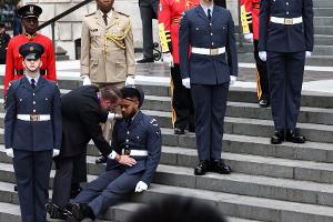 Jubiläumsgottesdienst für die Queen: Drei Soldaten fallen in Ohnmacht