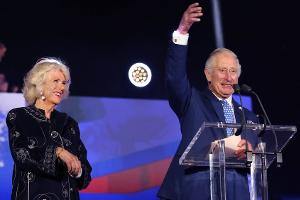 Prinz Charles dankt seiner "Mami" und denkt an "Papa"