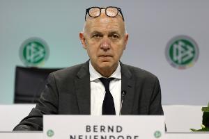 DFB-Chef Neuendorf ehrt die Ehrenamtlichen