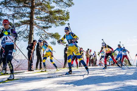 Diese Biathlon-Stars verdienten 2021/2022 am meisten Preisgeld - Marte Olsbu Röiseland gewann im letzten Biathlon-Winter mit großem Vorsprung den Gesamtweltcup. Die Norwegerin ist natürlich auch in der Geldrangliste nicht zu toppen! Dahinter wurde es auf den Verfolgerplätzen aber ganz schön knapp. Diese zehn Frauen verdienten im letzten Winter das meiste Preisgeld (Quelle: Biathlon-Podcast 'Extrarunde'):