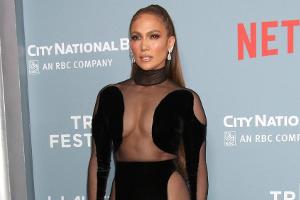 Jennifer Lopez zeigt sich in gewagtem Look bei "Halftime"-Premiere