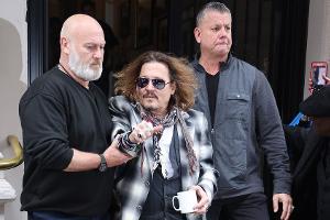 Nach Prozessende: Johnny Depp wird von Menschenmassen verfolgt