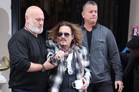 Nach Prozessende: Johnny Depp wird von Menschenmassen verfolgt
