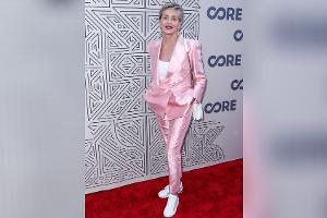 Auf Sean Penns Gala: Sharon Stone posiert in einem rosa Satinanzug