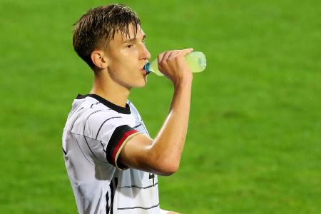 Nico Schlotterbeck - Note: 3,0 - Ließ in hektischen Szenen teilweise die Zuordnung vermissen. Verlor vor dem 0:1 Sallai aus den Augen und kam deshalb einen Schritt zu spät. Im Spielaufbau derweil ausgezeichnet. Leitete das 1:1 mit einem perfekten Zuspiel ein. Spielte später ähnliche Bälle, die seinen Kollegen jedoch nicht für weitere Tore nutzen konnten.