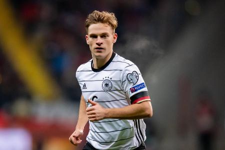 MITTELFELD: Joshua Kimmich - Note: 4,5 - Bekam nicht die gewohnte Linie in sein Spiel. Wurde am Ball teilweise energisch gestört, ließ kreative Impulse deshalb über weite Strecken komplett vermissen. Streute fast nie seine hohen Flugbälle auf die Außenbahnen ein. In der Rückwärtsbewegung ebenfalls zu zahnlos in der Konterabsicherung.