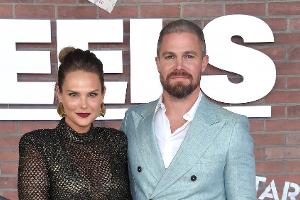 Ist "Arrow"-Star Stephen Amell wieder Vater geworden?